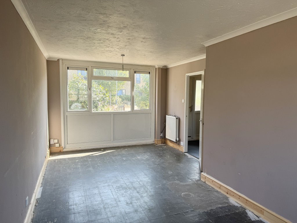Lot: 15 - HOUSE IN NEED OF IMPROVEMENT - Living Room  in House in Need of Improvement